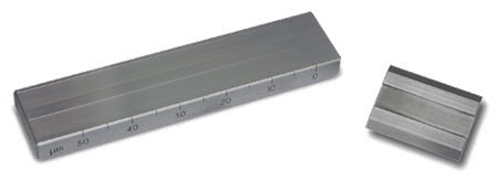 儀力信 Erichsen 232刮板細(xì)度計(jì)主要適用于測(cè)定涂料和油漆  儀力信 Erichsen 232刮板細(xì)度也被稱之為“Hegman規(guī)”，是由一塊經(jīng)過特殊處理的硬化鋼制成，表面設(shè)計(jì)成兩條被切出的楔形凹槽，深度均勻尺寸穩(wěn)定，雙凹槽設(shè)計(jì)的優(yōu)點(diǎn)在于相互對(duì)比，便于取平均值；細(xì)度計(jì)一側(cè)是用公制單位μm表示槽的深淺，另一側(cè)是用Hegman（HS）單位對(duì)應(yīng)，也可以按要求訂制不同單位（付費(fèi)），需要在訂貨前說明，最常用的細(xì)度之間的換算關(guān)系對(duì)應(yīng)表如下：  改細(xì)度板有4種量程,分別是0-15/25/50/100um,標(biāo)準(zhǔn)配置含一塊刮板。  儀力信 Erichsen 232刮板細(xì)度測(cè)試原理 其將測(cè)試涂料刮成楔形，通過目視找出涂料粒徑大于楔形柄高度的位置，在樣品表面平滑與不均勻的分界線位置讀出該位置的槽的深度，該值即是涂料的細(xì)度值。  附：使用方法---在楔形槽較深的一端倒入足夠的測(cè)試物料，小心不要產(chǎn)生氣泡，手持刮板，垂直于細(xì)度板，將物料平滑地刮向較淺的一端，該行程大約需要1～2秒內(nèi)完成，而評(píng)估應(yīng)該在刮完后3秒內(nèi)進(jìn)行，觀察時(shí)視線要垂直于槽，視角約為20 - 30度，找出顆粒聚集或劃痕出現(xiàn)的位置，該位置相對(duì)應(yīng)的槽深即為被測(cè)物料的細(xì)度。 儀力信 Erichsen 232刮板細(xì)度計(jì)技術(shù)參數(shù) 儀器尺寸：165 × 38 × 13 mm（長(zhǎng)×寬×厚） 儀器凈重：約0.8 kg 儀力信 Erichsen 232刮板細(xì)度計(jì) 訂貨號(hào)碼 產(chǎn)品名稱 0068.01.31 刮板細(xì)度計(jì)&nbsp;232型。Hegman細(xì)度板232/15， 量程為0 - 15 μm，含刮板。 0068.02.31 刮板細(xì)度計(jì)&nbsp;232型。Hegman細(xì)度板232/25， 量程為0 - 25 μm，含刮板。 0068.03.31 刮板細(xì)度計(jì)&nbsp;232型。Hegman細(xì)度板232/50， 量程為0 - 50 μm，含刮板。 0068.04.31 刮板細(xì)度計(jì)&nbsp;232型。Hegman細(xì)度板232/100， 量程為0 - 100 μm，含刮板。