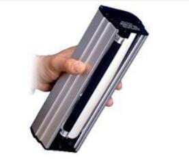 LEC系列手持式消毒紫外線燈  經(jīng)過實(shí)驗(yàn)室測試-有效殺死大多數(shù)傳染性細(xì)菌，病毒和真菌UV-C如何工作？ UV-C影響生物體DNA及其繁殖能力。DOSE越高，執(zhí)行此操作越有效。 我如何獲得更高的劑量？ &nbsp; 1 強(qiáng)度-從燈的強(qiáng)度開始-ST-100是40W LED，與許多其他UV-C燈相比，它非常明亮。 2 距離-越接近燈是到物體的更高的劑量-在8"的劑量為1 / 4的劑量在4" 。這稱為平方反比定律。但是請注意，照亮的面積越小，那就是物理。 3 時間-時間翻倍，劑量翻倍  建議的曝光時間是多少？ 越長越好，測試燈泡的實(shí)驗(yàn)室指出，列出的細(xì)菌類型在10秒內(nèi)殺死率超過99.9％ 建議的曝光距離是多少？ LEC系列手持式消毒紫外線燈指出，在4英寸處30秒可以殺死大多數(shù)細(xì)菌和病毒。 LEC系列手持式短波紫外線燈：&nbsp; 型號 產(chǎn)品說明 價格 LEC-140 紫外線燈&nbsp;1x254nm短波4W紫外燈管。外形尺寸: 17.8長x8.3寬x6.4cm高。 980 LEC-140L 紫外線燈&nbsp;1x254nm短波&nbsp;4W標(biāo)準(zhǔn)紫外燈管及濾色片。外形尺寸: 17.8長x8.3寬x6.4cm高。 1380 LEC-240 紫外線燈&nbsp;2x254nm短波&nbsp;4W紫外燈管。外形尺寸: 17.8長x8.3寬x6.4cm高。 1380 LEC-240L 紫外線燈&nbsp;2x254nm短波&nbsp;4W紫外燈管及濾色片。外形尺寸: 17.8長x8.3寬x6.4cm高。 1980 LEC-160 紫外線燈&nbsp;1x254nm短波&nbsp;6W標(biāo)準(zhǔn)紫外燈管。外形尺寸: 26.0長x8.3寬x6.4cm高。 1380 LEC-160L 紫外線燈&nbsp;1x254nm短波&nbsp;6W標(biāo)準(zhǔn)紫外燈管及濾色片。外形尺寸: 26.0長x8.3寬x6.4cm高。 1980 LEC-260 紫外線燈&nbsp;2x254nm短波&nbsp;6W紫外燈管。外形尺寸: 26.0長x8.3寬x6.4cm高。 1680 LEC-260L 紫外線燈&nbsp;2x254nm短波&nbsp;6W標(biāo)準(zhǔn)紫外燈管及濾色片。外形尺寸: 26.0長x8.3寬x6.4cm高。 2450 LEC-180 紫外線燈&nbsp;1x254nm短波&nbsp;8W紫外燈管。外形尺寸: 33.7長x8.3寬x6.4cm高。 1680 LEC-180L 紫外線燈&nbsp;1x254nm短波&nbsp;8W標(biāo)準(zhǔn)紫外燈管及濾色片。外形尺寸: 33.7長x8.3寬x6.4cm高。 2180 LEC-280 紫外線燈&nbsp;2只254nm短波 8W紫外燈管。外形尺寸: 33.7長x8.3寬x6.4cm高。 2600 LEC-280L 紫外線燈&nbsp;2只254nm短波 8W紫外燈管及濾色片。外形尺寸: 33.7長x8.3寬x6.4cm高。 2980